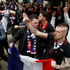 Varios centenares de seguidores radicales del Olympique Lyon se han concentrado en la plaza Artós de Barcelona.