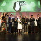 Lola Dueñas, en el centro con el Premi d’Honor, ayer con algunos de los premiados en la gala final de la Mostra de Cinema Llatinoamericà. 