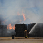 Corte la carretera LV-3333 en Ivars d'Urgell por un incendio que quema forraje en un almacén