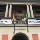 La Diputación de Lleida cuelga una pancarta en apoyo a los 'presos políticos'