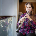 La joven leridana Andrea Cristina Budau, ayer por la tarde en una de las aulas del Conservatori de Lleida practicando con el oboe.