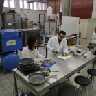 Imagen de archivo de investigadores en el laboratorio de Tecnología de los Alimentos de Agrónomos.