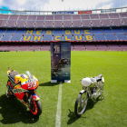 La moto de Marc Màrquez se exhibió en el césped del Camp Nou.