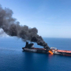 Imatge que mostra el presumpte vaixell petroler noruec ‘Front Altair’ en flames.