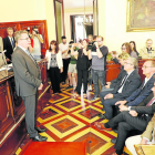 Joan Talarn va prometre el càrrec de president de la Diputació mirant cap al públic que va assistir al ple.