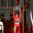El ganador de la Vuelta 2019, Roglic, acompañado en el podio por Valverde y Pogacar.