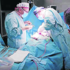 Cayetana Guillén Cuervo, derecha, observa a los cirujanos de la Organización Nacional de Trasplantes.