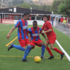 Dos jugadores del Vilanova de la Barca protegen el balón ante la presión de un jugador del Alpicat B.