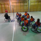 Niños de un colegio de Lleida practicando baloncesto en silla de ruedas.