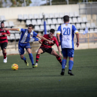 Una jugada del partit d’ahir entre el Vilanova i l’EFAC al camp Alumnes Obrers.