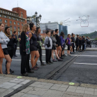 Feministas, ayer, cortando el puente del ayuntamiento de Bilbao.