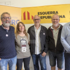 Santacana (en el centro) con miembros de ERC en Cervera.