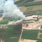 En esta imagen aérea se aprecia la gran columna de humo provocada por el incendio.