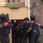 Moment de l’entrada policial a la casa dels detinguts a Vilanova de Bellpuig.