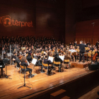 Los más de 300 alumnos de L’Intèrpret en el escenario del Auditori.