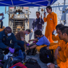 Fotografía distribuida por EEUU que muestra a marineros rescatados de los buques atacados.