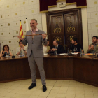 Jordi Fàbrega, de Junts per La Seu, con la vara alcalde tras asumir ayer el cargo.
