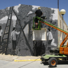 Trabajos para pintar un gran mural conmemorativo en Maials.