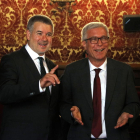 El nuevo alcalde de Tarragona, Pau Ricomà, con el saliente, Josep Fèlix Ballesteros, ayer.