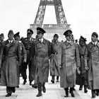 Adolf Hitler i el seu seguici, passejant per l’entorn de la Torre Eiffel.