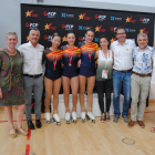 Las patinadoras del CPA Mollerussa, con su entrenadora Joana Tomé y autoridades y directivos del club.