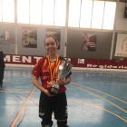 Laura Porta, con el trofeo de campeona de España con Catalunya.