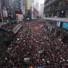 Centenars de milers de hongkonguesos van sortir ahir als carrers per demanar la retirada completa del projecte de llei d’extradició.