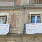 Pancartas que denuncian acoso inmobiliario.