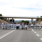 Fotografía general de los manifestantes ayer en el corte del a C-12 en Móra d’Ebre. 
