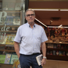 Miquel Bernal, ayer en la librería Punt de Llibre tras anunciar el cierre después de 34 años de actividad.