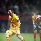 Leo Messi celebra exultant el gol que a la fi va donar al Barça tres punts que el mantenen al capdavant de la classificació empatat amb el Madrid.