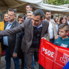 ‘Selfie’ de Pedro Sánchez con simpatizantes socialistas en La Rioja, donde se dio un baño de masas.