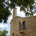 L’ajuntament de Tiurana al costat de l’ermita de Solés.