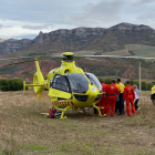 Moment en què l’helicòpter del SEM evacua la nena ferida a Areny.