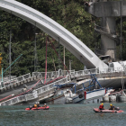 Imatge dels equips de rescat al costat del pont esfondrat.
