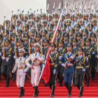 Miembros del Ejército Popular de Liberación de China marchan en formación durante el desfile.