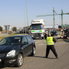 Un treballador, regulant el trànsit de la via després de l'accident a la carretera Ll-11 de Lleida