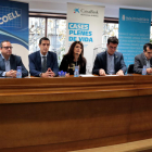 Representants de l'APCE i CaixaBank, amb el tinent d'alcalde i regidor d'Urbanisme de la Paeria de Lleida, Toni Postius, aquest dilluns a la COELL.