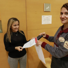 La vigilante de seguridad del Santa Maria recoge un objeto para la caja fuerte.