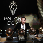Leo Messi posa con los seis Balones de Oro que ha conquistado en su brillante carrera.