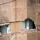 Ordenen demolir un bloc de Badalona amb risc d’ensorrament