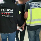 Els agents s’emporten un dels set detinguts.