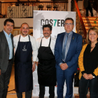 Cusiné con los chefs de La Boscana y Malena, y el presidente y vicepresidenta de la Diputación. 