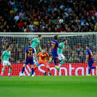Griezmann remata de cabeza en una de las primeras ocasiones que tuvo el Barça.
