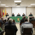 Un momento ayer de la subasta de armas en la comandancia de la Guardia Civil de Lleida. 