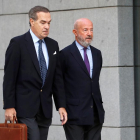 El expresidente del Banco Popular Emilio Saracho (derecha), a su llegada ayer a la Audiencia Nacional.