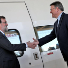 El presidente valenciano, Ximo Puig, saludando a Mariano Rajoy a su llegada a Castellón, ayer.