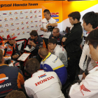 Marc Màrquez conversa amb el seu equip durant la sessió d’entrenaments lliures a Silverstone.