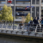 Mario Casas, en cadira de rodes en l’escena rodada ahir al pont Vell de Lleida de la pel·lícula ‘El practicante’, del director Carles Torras.