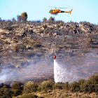 Hasta trece dotaciones de Bomberos trabajaron ayer en el incendio forestal de Castelló de Farfanya. 